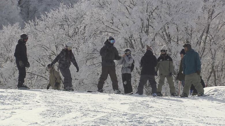 スノボで野沢温泉村を訪れていた東野圭吾さん　「誰よりも朝早く出て誰よりも最後まで滑っていた」　小説「疾風ロンド」ではスキー場がモデルに　追悼コーナー設置へ｜FNNプライムオンライン