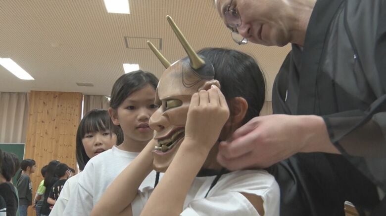 新潟・佐渡の小学校で“能楽教室” 世界遺産登録で外国人観光客増える中「世界に伝統文化広めてほしい」｜FNNプライムオンライン