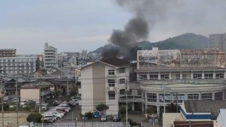 一時騒然…松山の住宅地で住宅燃える火事「２階部分から煙」当時は住人が不在　警察が原因調べる【愛媛】｜FNNプライムオンライン