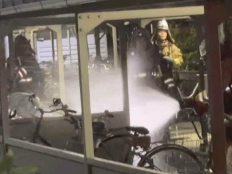 自転車から炎と白煙上がる…市営住宅の駐輪場で火事 1台のサドルなど焼損 現場に火の気なく放火の可能性も｜FNNプライムオンライン