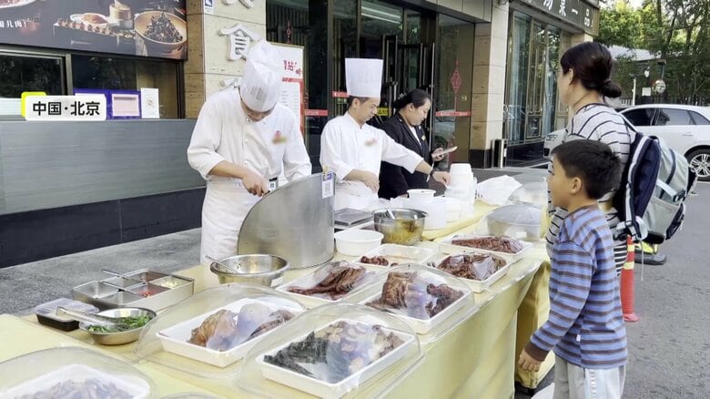 「客を呼び寄せるため」中国の高級ホテルで一流シェフが路上屋台…経済低迷で”苦肉の策”　専門家「日本にも影響か」｜FNNプライムオンライン