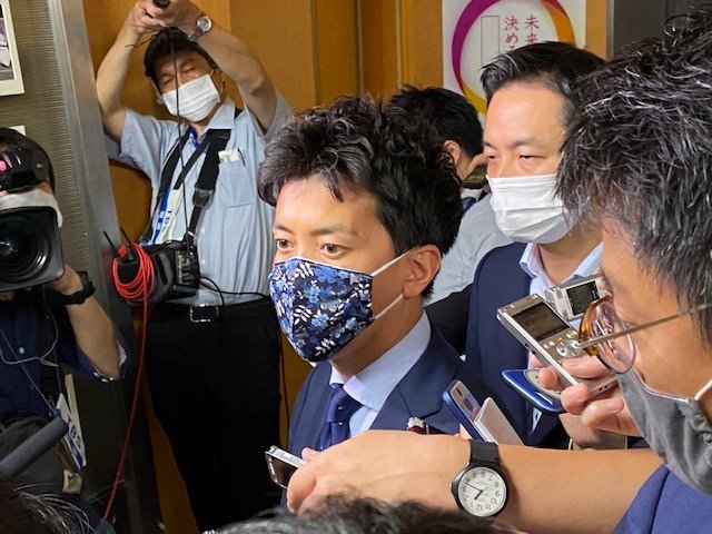 総務会後、記者団に囲まれる小林史明議員
