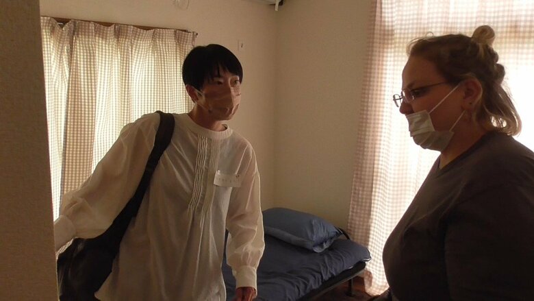 興味深げに、”新居”の中を見て回るイリーナさん