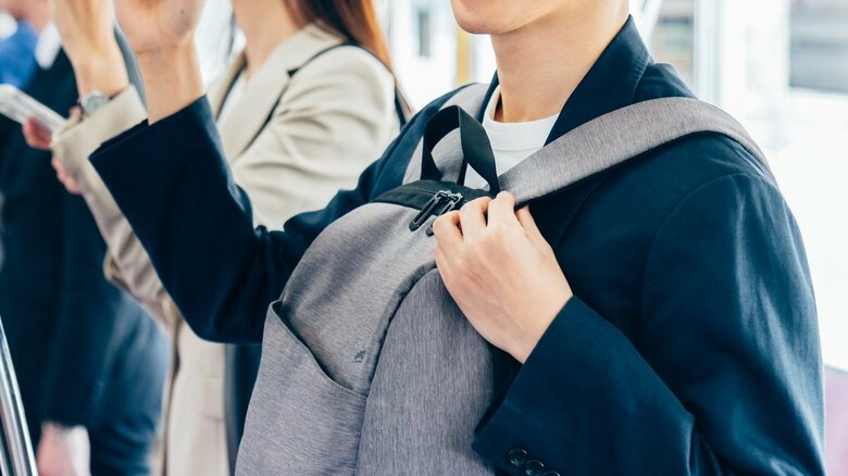 前に抱える＝OKではない（画像はイメージ）