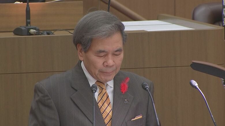 方向転換したダム問題について話し、時折声を詰まらせる蒲島知事