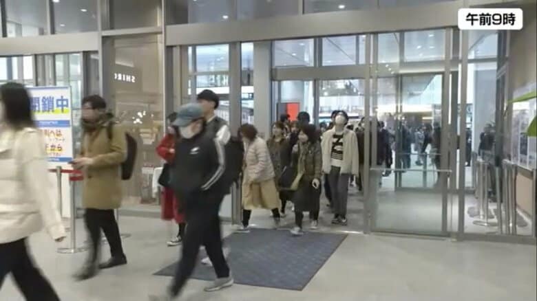 3月24日、開店前に約400人が列をつくり午前9時に入店