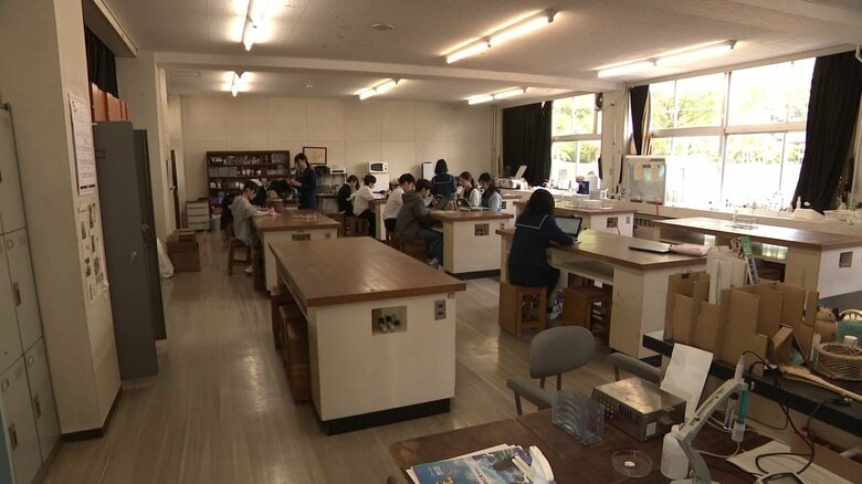 秋田高校（秋田市）生物部が活動する実験室