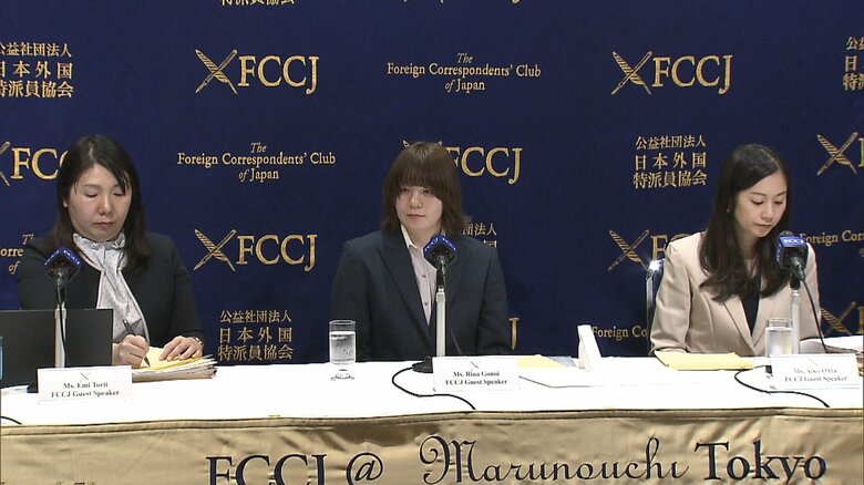 笑顔のない五ノ井さん（中央）