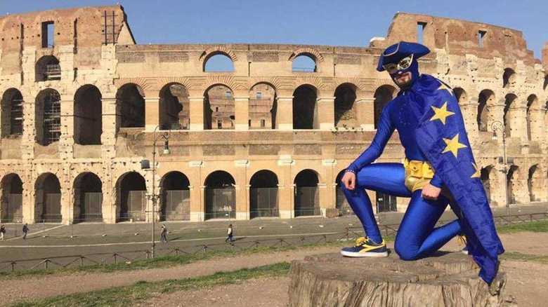 趣味でヒーローやってます?!“EU”に挑むマスコット
