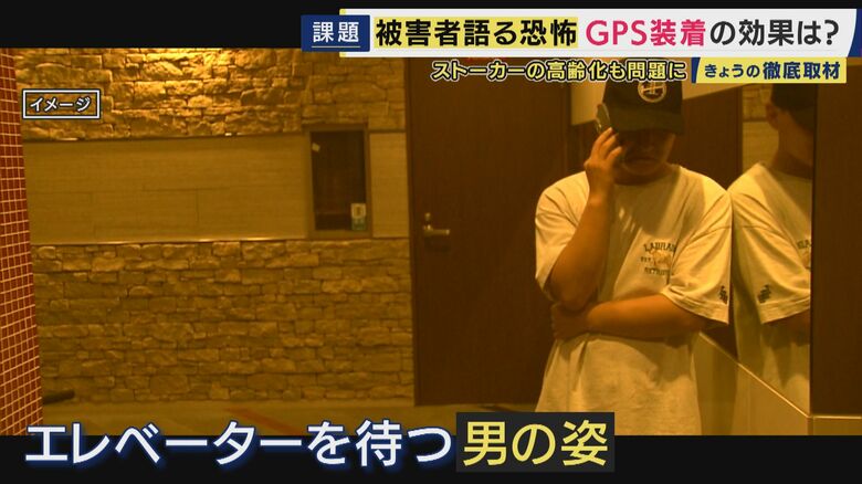 エレベーターを待つ男の姿