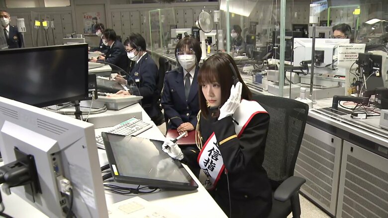 通信指令本部で1日本部長を務める大原櫻子さん（9日 警視庁）