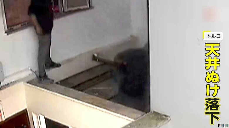 天井が抜け落下してしまった2階にいた男性