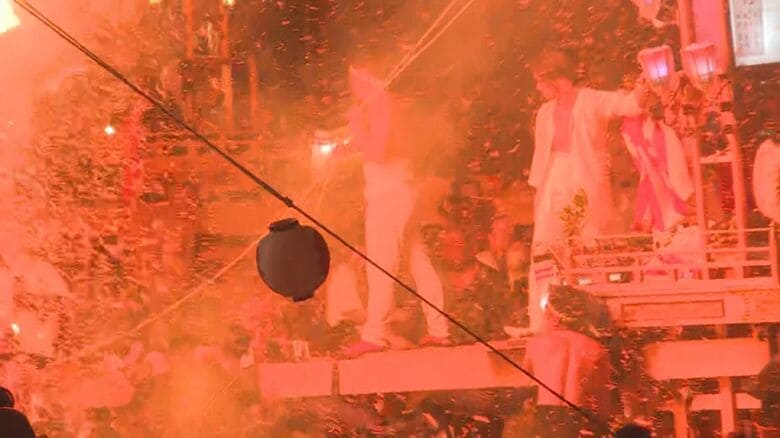 火の粉の中を進むキリコ