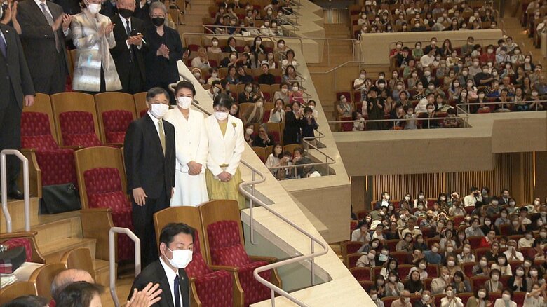 両陛下と愛子さまは、観客の盛大な拍手で迎えられた