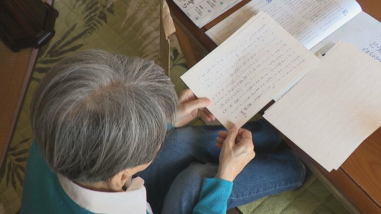 母・スエさんの手記を読む金田さん