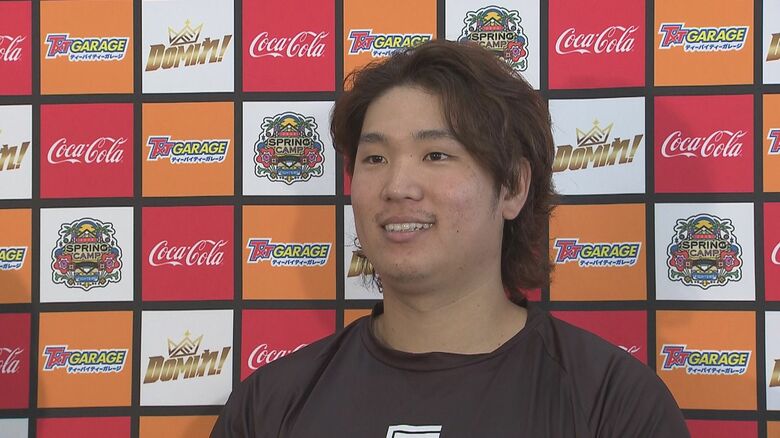 練習後の取材に応じる古林睿煬（グーリン・ルェヤン）投手