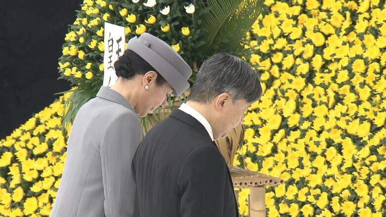 黙とうされる天皇皇后両陛下