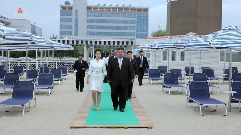 白い砂浜には大量のビーチチェアも