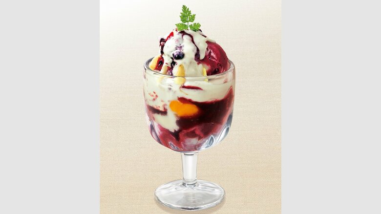 セルフィーユを載せたパフェ「ヨーグルトジャーマニー」