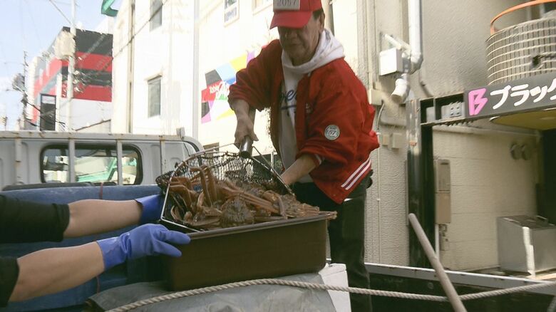 「海鮮問屋 博多」に到着した松葉がに（島根・松江市）