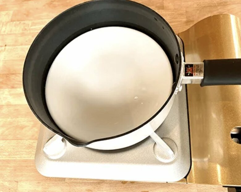 鍋の底にお皿を敷いてから、耐熱ポリ袋を入れよう（提供：日本ガス石油機器工業会）