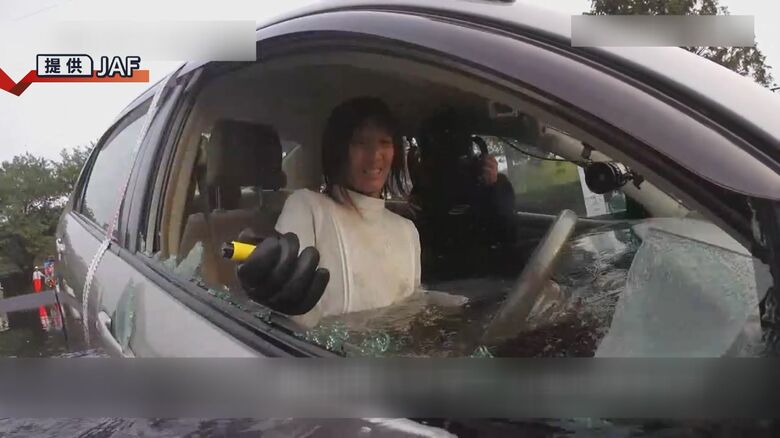 ハンマーで窓ガラスを叩くと一気に割ることができる（JAFの実験）