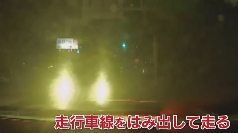 後方から走行車線をはみ出して走る加害者の車