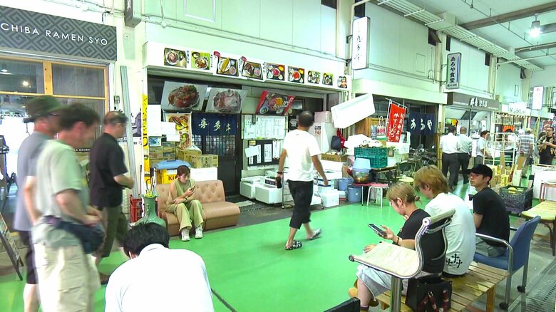 朝もにぎわう市場内の食堂
