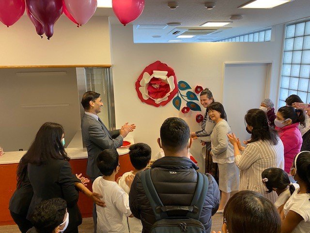 開校をインド式のセレモニーで祝う