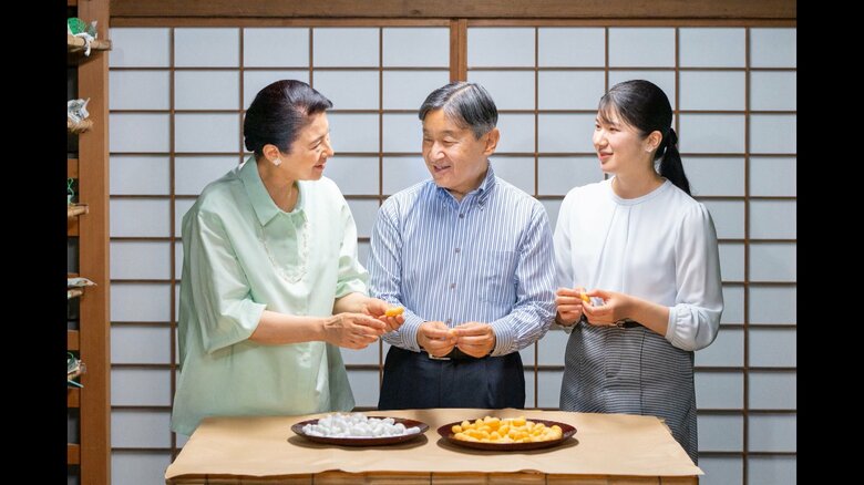 両陛下と愛子さまは、和やかな雰囲気で、御養蚕に臨まれた（宮内庁提供）