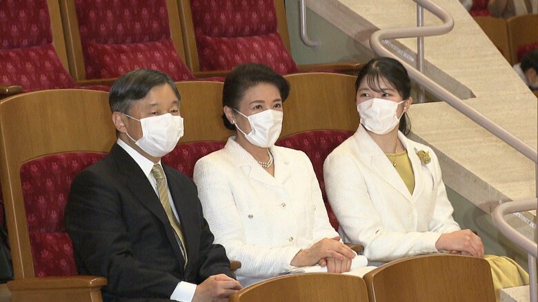 陛下のネクタイと愛子さまのワンピースはマスタード色で、色味を揃えた装いだった。