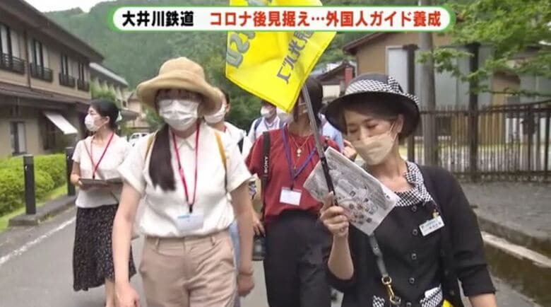 ガイドの説明を聞く研修生