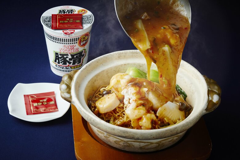 中国料理＜南園＞2度揚げヌードル旨辛豚骨風味海鮮土鍋仕立て（提供：京王プラザホテル）