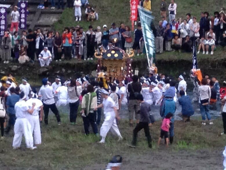 大槌祭りでは神輿を担いだ人たちが川の中にも入る（2016年撮影）