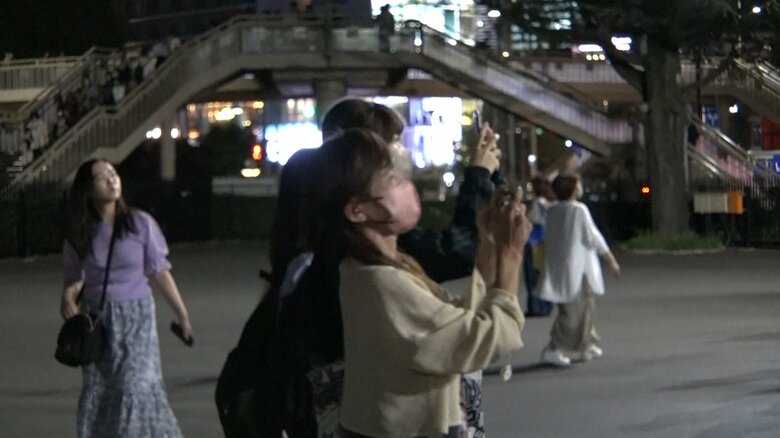 多くの人がスマホを向けています