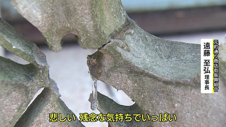 接着剤で修復された灯籠