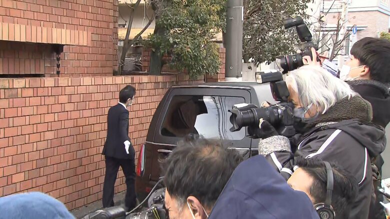 棺は、石原氏の4人の息子らの手で運び出された