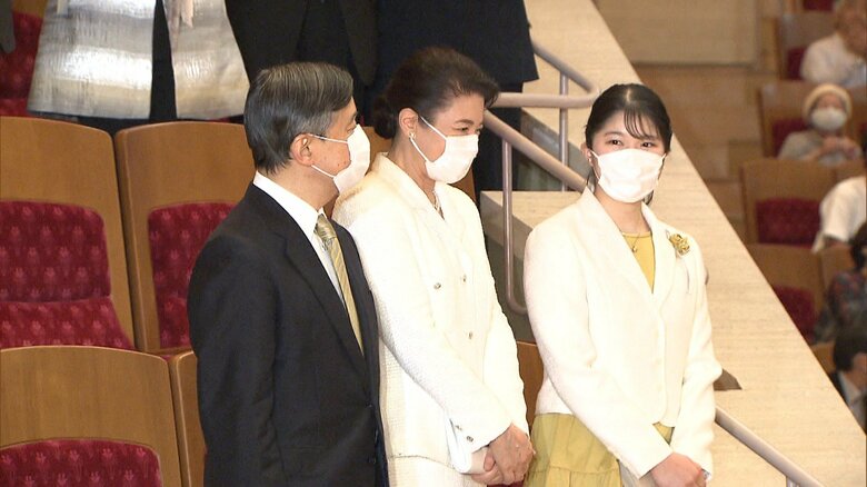 両陛下と愛子さまは、観客の盛大な拍手で迎えられた