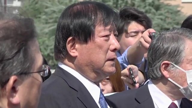 初公判後　報道陣の質問に答える亀岡被告