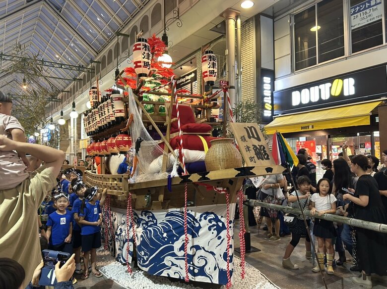 子供たちが囃子の演奏を披露した