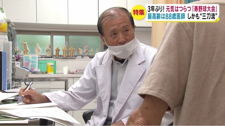 診察する吉松俊一さん（上山田病院・2021年9月取材）