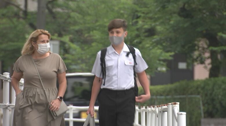 別府市青山中学校に初めて登校するストロミン・キリロくん