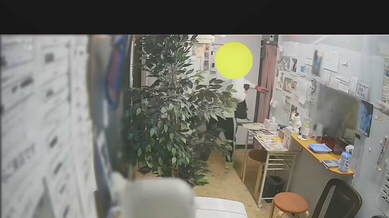 3人組のうち2人が店内へ（12日 千葉・大網白里市）