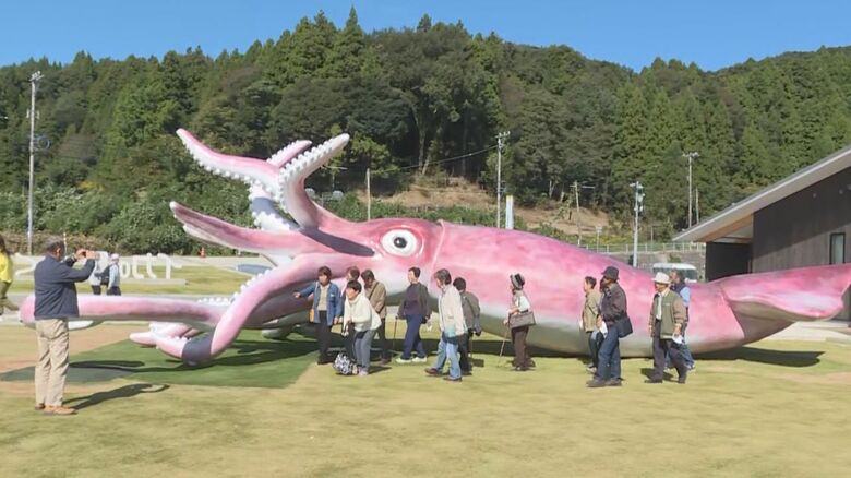 この日も、イカキングの周りに観光客