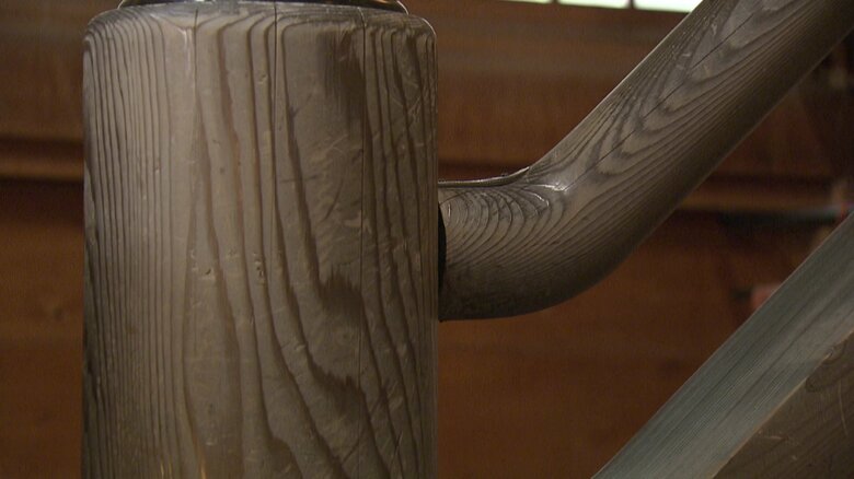 真柱が爆風を受けて傾いているため、手すりが完全にはまっていないのがわかる