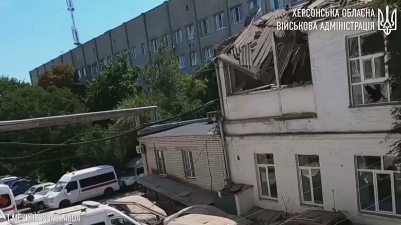 ウクライナ南部のヘルソンで、 病院がロシアのミサイル攻撃をうけ、 医師１人が死亡し、看護師ら５人が けがをしました。  地面にがれきが散乱し、 屋根に大きな穴があいています。 南部ヘルソンの病院で１日、 ロシアによるミサイル攻撃があり、 手術室などが破壊されました。 この攻撃で若い医師１人が死亡、 看護師ら５人が負傷しました。 地元の知事によると、 亡くなった医師は働き始めて 数日しか経っていないということです。 ロシア軍は先月３１日から１日にかけて、 ヘルソン州の教育機関や行政施設など 人口密集地に集中攻撃を行っていました。