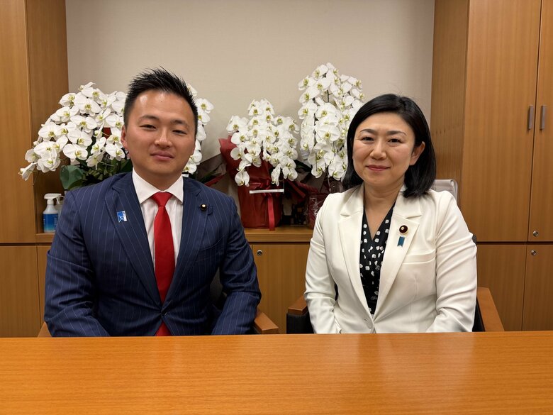 自民党PT座長の牧島かれん元デジタル相（右）と事務局長の土田慎議員
