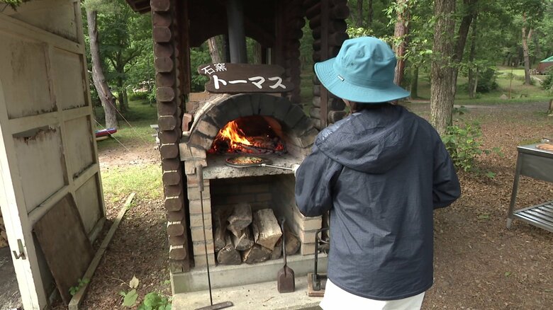 田沢湖キャンプ場にある石窯でピザ作り