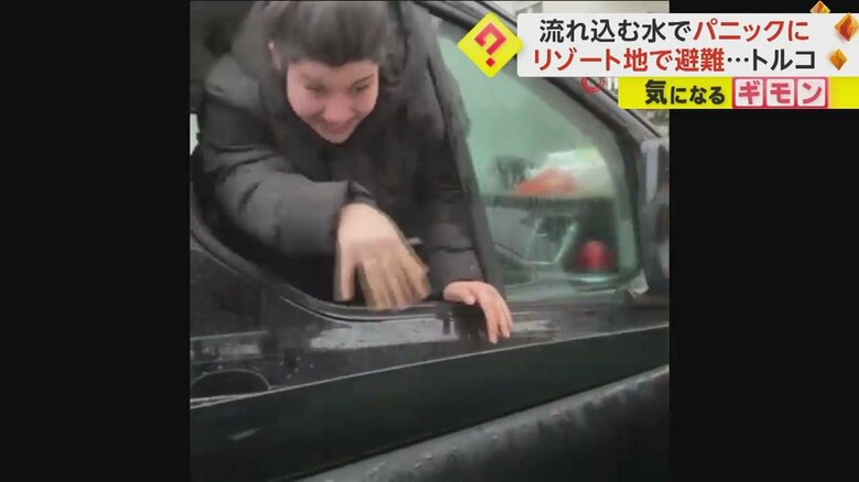 窓から脱出し、横づけされた車に乗り移る人