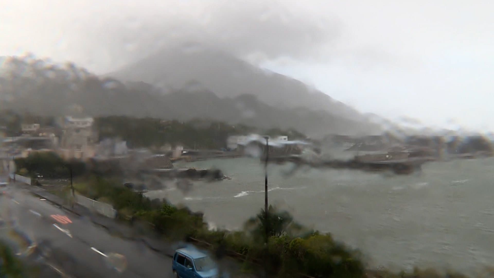 “2025年最強台風”伊豆諸島で記録的大雨…暴風で車の横転など被害　八丈島は雨降り続き木や街灯揺れ倒木にも注意